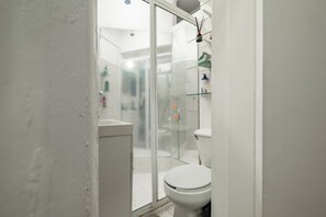 Suihku, hiustenkuivaaja, tohvelit, pyyhkeet