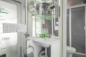 Chambre Double Confort, vue ville | Salle de bain | Douche, sèche-cheveux, chaussons, serviettes fournies
