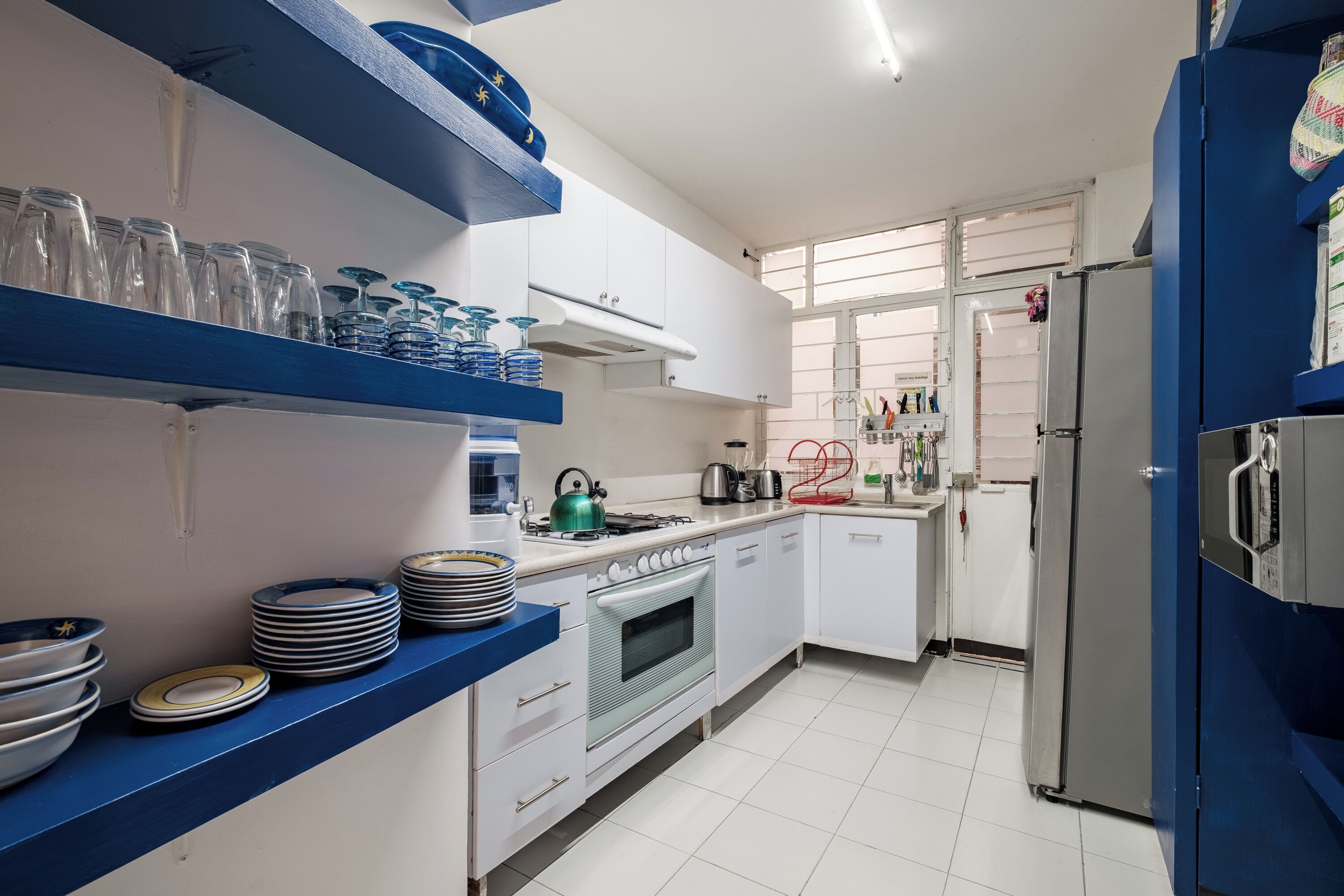 Kühlschrank, Mikrowelle, Mixer, Grillplatte