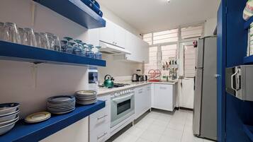 Kühlschrank, Mikrowelle, Mixer, Grillplatte
