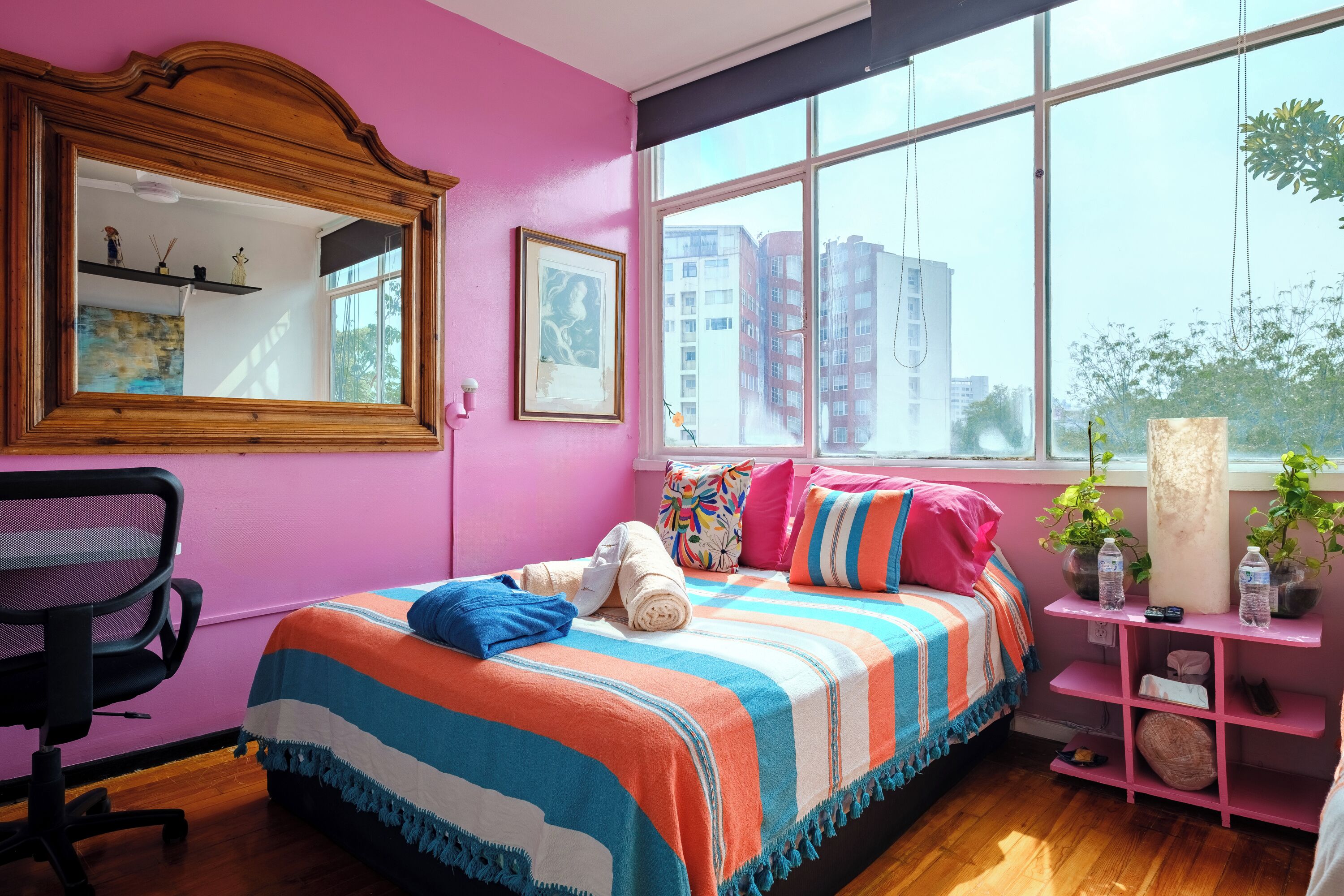 Chambre Triple Économique, vue ville | Coffres-forts dans les chambres, bureau