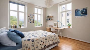 Tabla de planchar con plancha, wifi y ropa de cama