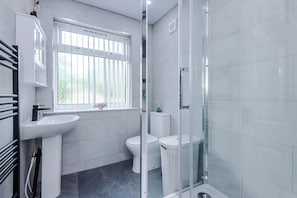 Bathroom - 2 Bed House with Driveway & Workspace  (Manchester)