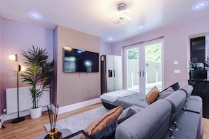 Living area - 2 Bed House with Driveway & Workspace  (Manchester)