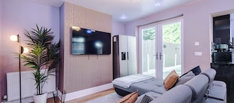 2 Bed House with Driveway & Workspace