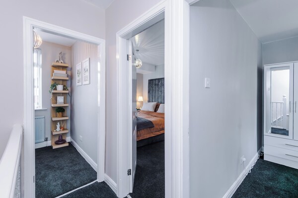 2 Bed House With Driveway & Workspace - Manchester