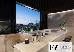 Spa - Luxury apartment with city views (Fortitude Valley)