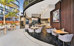 Outdoor dining - Luxury apartment with city views (Fortitude Valley)