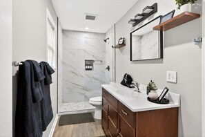 Bathroom - Modern & Comfy Near M'Benz and State Farm Arena! (Atlanta)