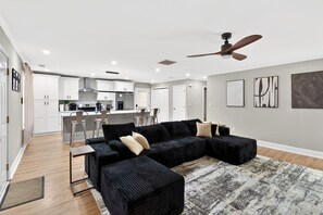 Living area - Modern & Comfy Near M'Benz and State Farm Arena! (Atlanta)