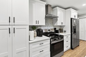 Fridge, microwave, oven, stovetop - Modern & Comfy Near M'Benz and State Farm Arena! (Atlanta)