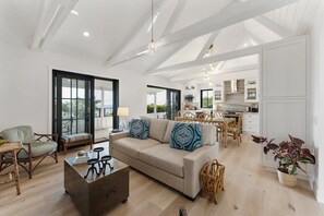 Smart TV, fireplace - Summerland Spirit | The Chosen Collection (Summerland)