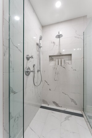 Shower, hair dryer, towels - Summerland Spirit | The Chosen Collection (Summerland)