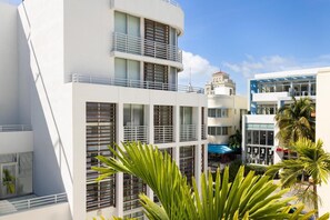 Ein modernes Hotel mit mehrstöckiger Bauweise, Balkonen und einem Poolbereich.