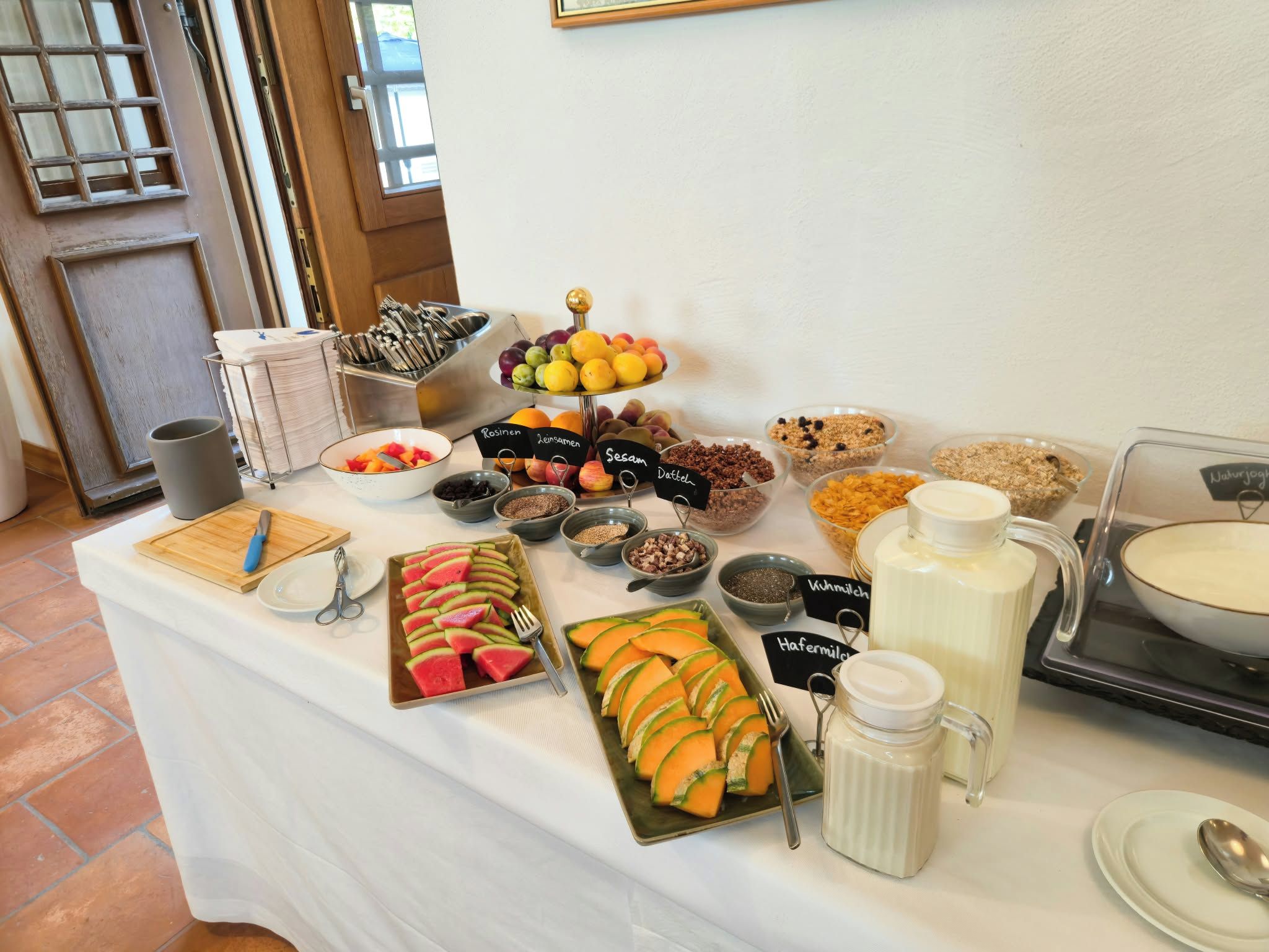 Ein Buffet mit verschiedenen Speisen und Geschirr.
