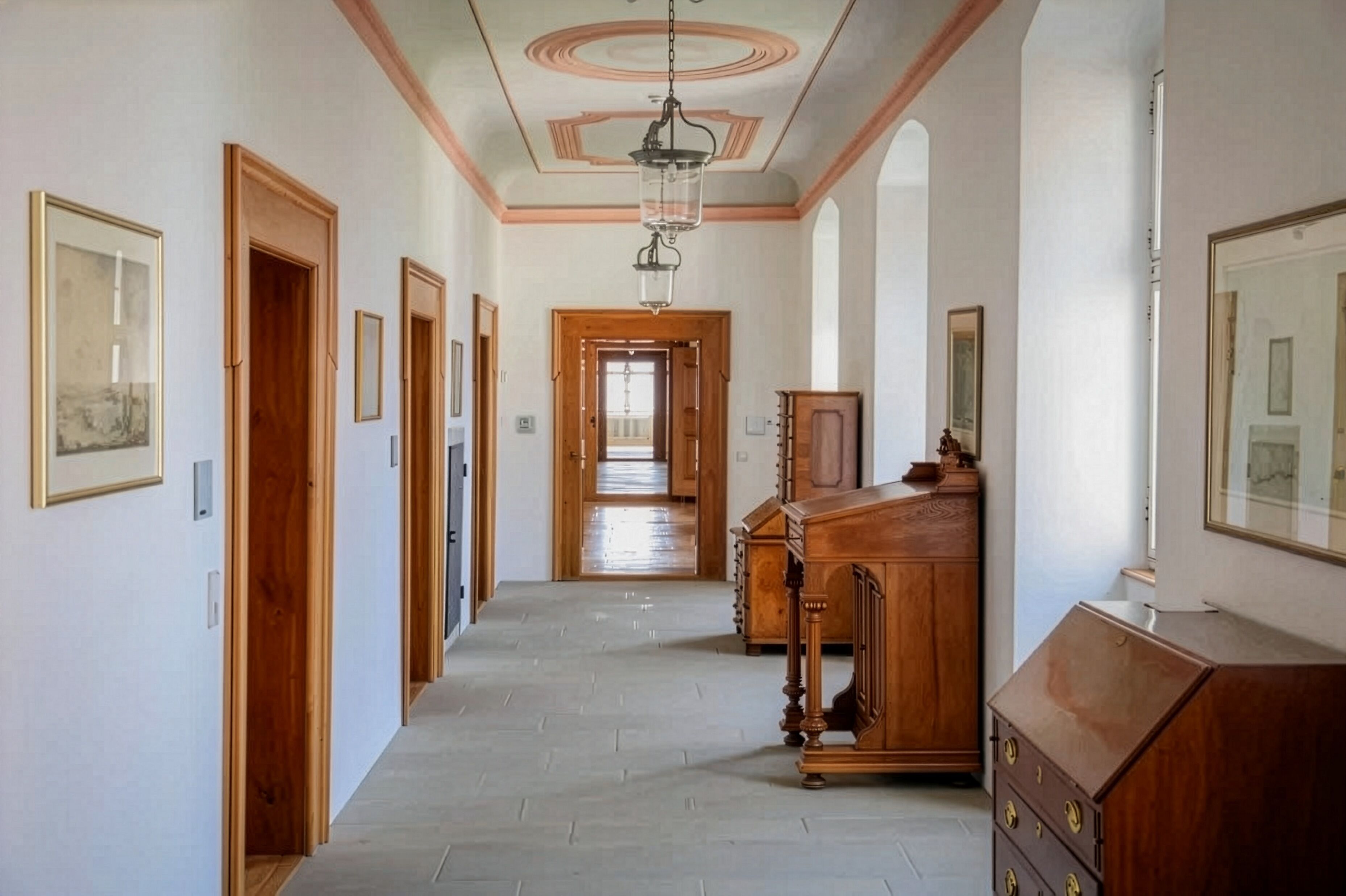 Un pasillo con puertas de madera, un aparador de madera y cuadros enmarcados en las paredes.