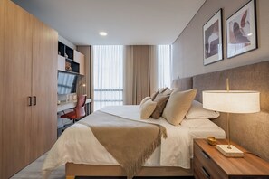Een strijkplank/strijkijzer, wifi, beddengoed
