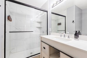 Haartrockner, Handtücher, Seife, Toilettenpapier