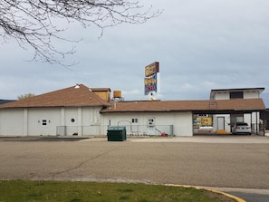 Un edificio con un letrero de motel y una oficina.