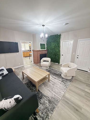 5-Min to Airport Downtown Hotspot Modern & Cozy