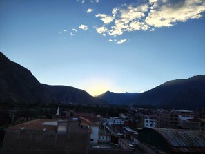 A mountainous landscape with buildings in the foreground. - Balcon de Piedra (Urubamba)