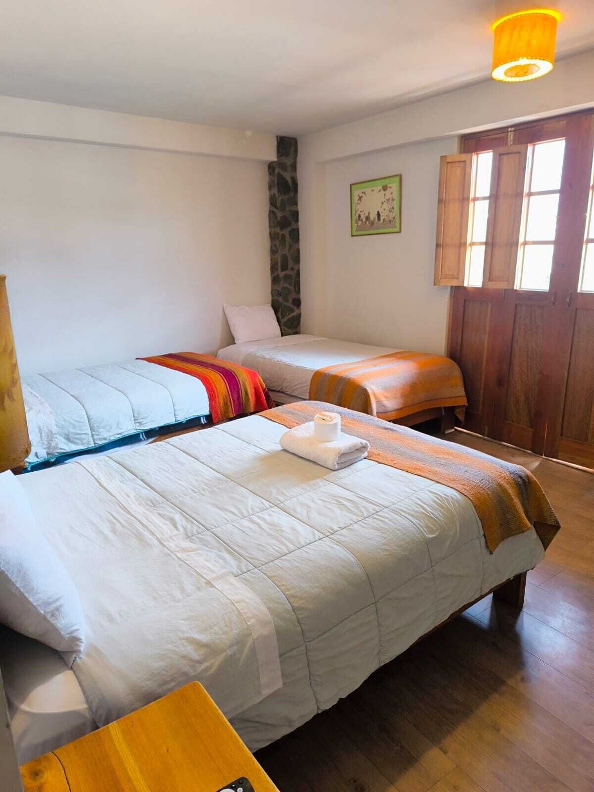 Habitación triple, vista a la ciudad | Escritorio y wifi gratis 