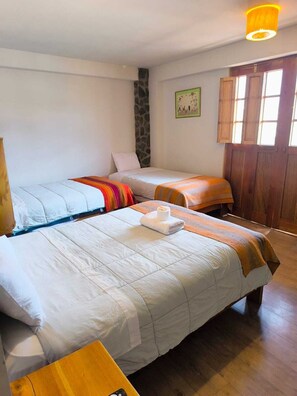 Habitación triple, vista a la ciudad | Escritorio y wifi gratis 