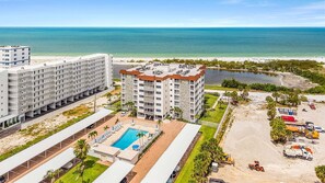 Un hôtel comprenant plusieurs bâtiments, une piscine et offrant une vue sur la plage.