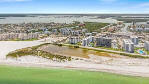 Une station balnéaire dotée de nombreux immeubles de grande hauteur, d’une plage et d’un port de plaisance.