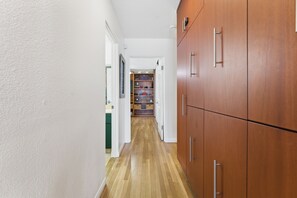 Ein Flur mit Holzausbau und einer in der Ferne sichtbaren Küche.