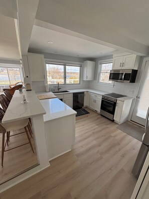 Unclassified image, 5 of 16, button - Fabulous 3-bedroom house with AC in charming Narragansett (Narragansett)