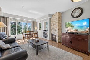 TV - Mountain View 3 Bd | Pool, Hot Tub & Golf 2208 (Kelowna)