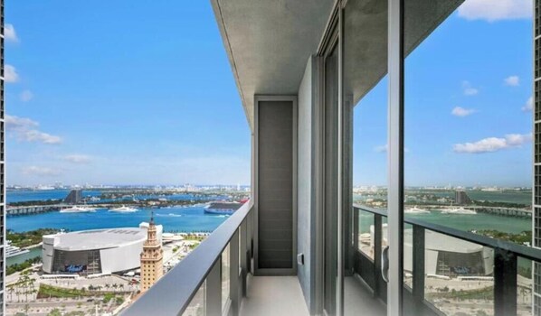 Ein Balkon mit Blick auf einen Hafen und Gebäude.