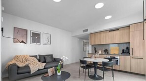 Ein modernes Wohnzimmer mit einer Couch, einem Couchtisch und Kunstwerken an der Wand.