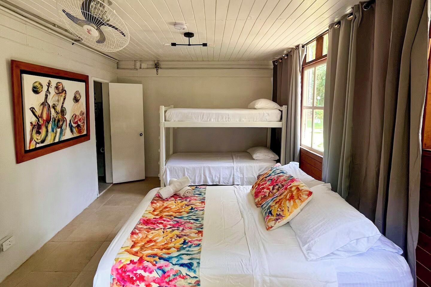 6 chambres, lit parapluie, accès Internet, draps fournis