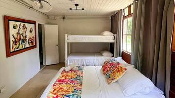 6 chambres, lit parapluie, accès Internet, draps fournis