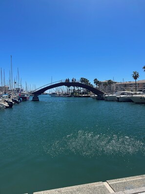 A marina with a bridge, boats, and a clear blue sky. - Bright duplex 75m2, 1 minute walk from the beach (Fréjus)