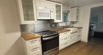 Cozy 2-bedroom cottage in tranquil Warren with AC