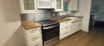 Cozy 2-bedroom cottage in tranquil Warren with AC