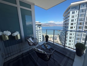 Property grounds - Luxury Lakeview Condo at Aqua - Pool & Sandy Beach (Kelowna)