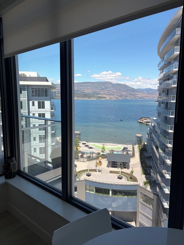 Un hôtel de grande hauteur offrant une vue sur un lac et des montagnes.