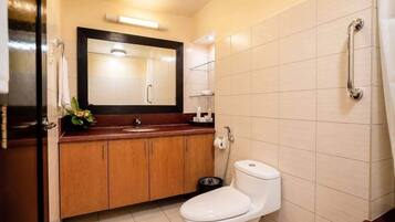 Sèche-cheveux, bidet, serviettes fournies, savon