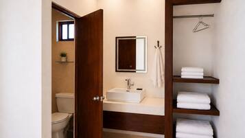 Toallas, jabón, shampoo, papel de baño