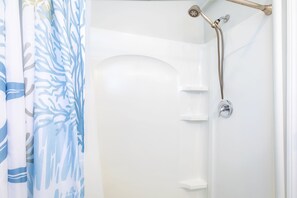 Douche, sèche-cheveux, serviettes fournies, savon