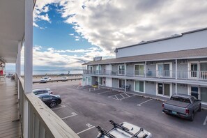 Un motel doté d’un parking, d’un balcon et offrant une vue sur l’océan.