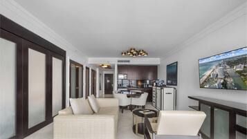 Studio, City View | Living area