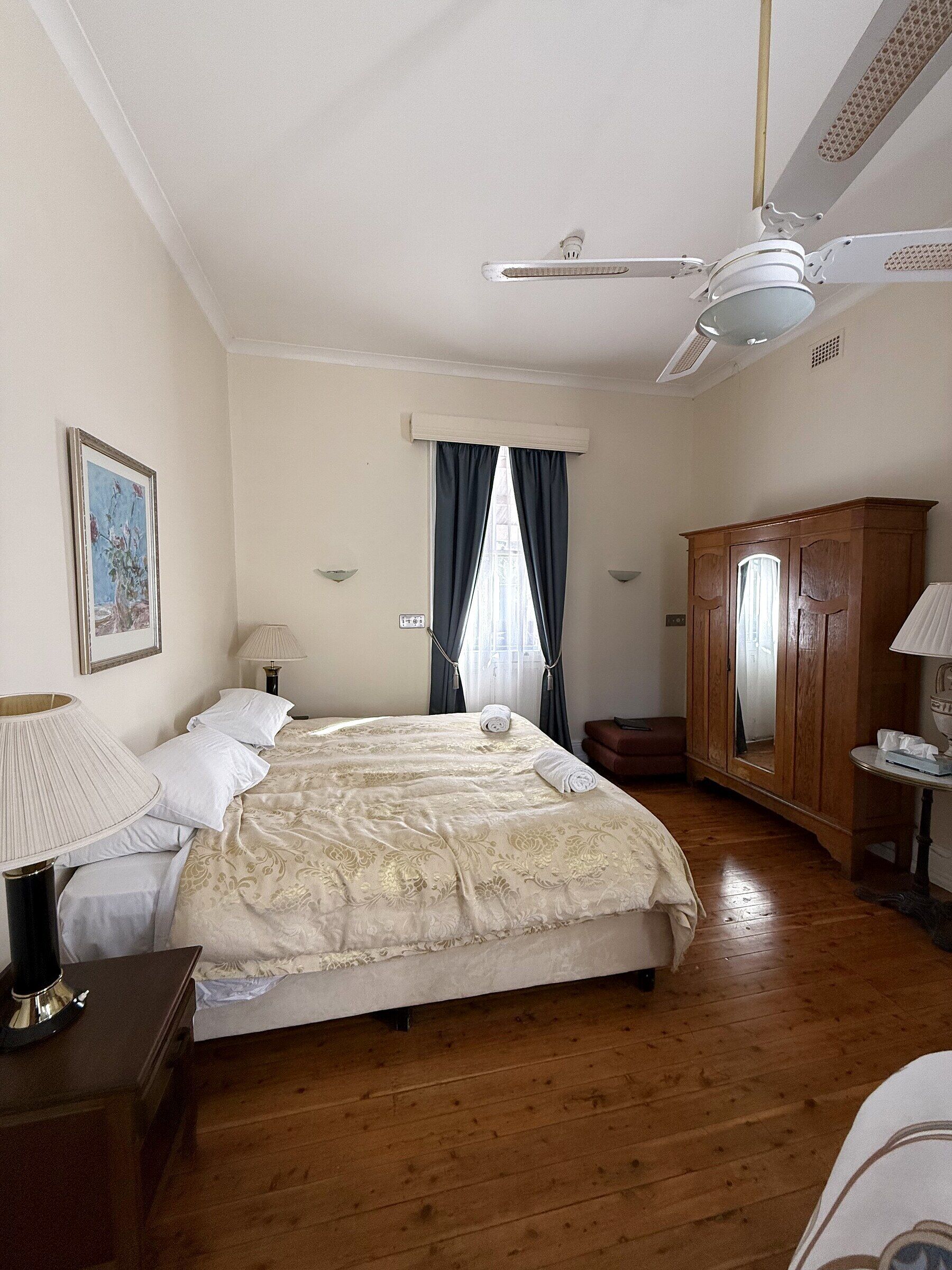 Habitación doble Deluxe, 1 cama King size, aire acondicionado | Ropa de cama de alta calidad, muebles diferentes y wifi gratis 