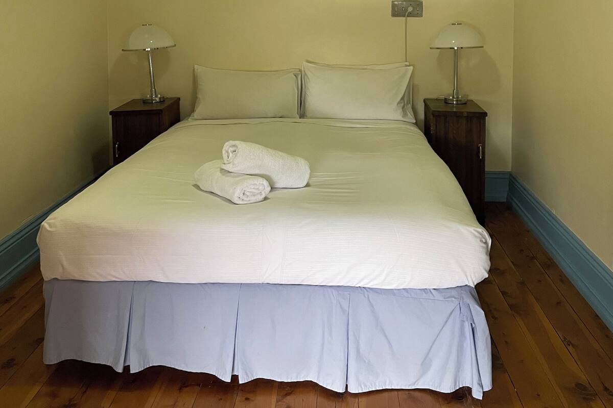 Ropa de cama de alta calidad, wifi gratis y muebles diferentes 