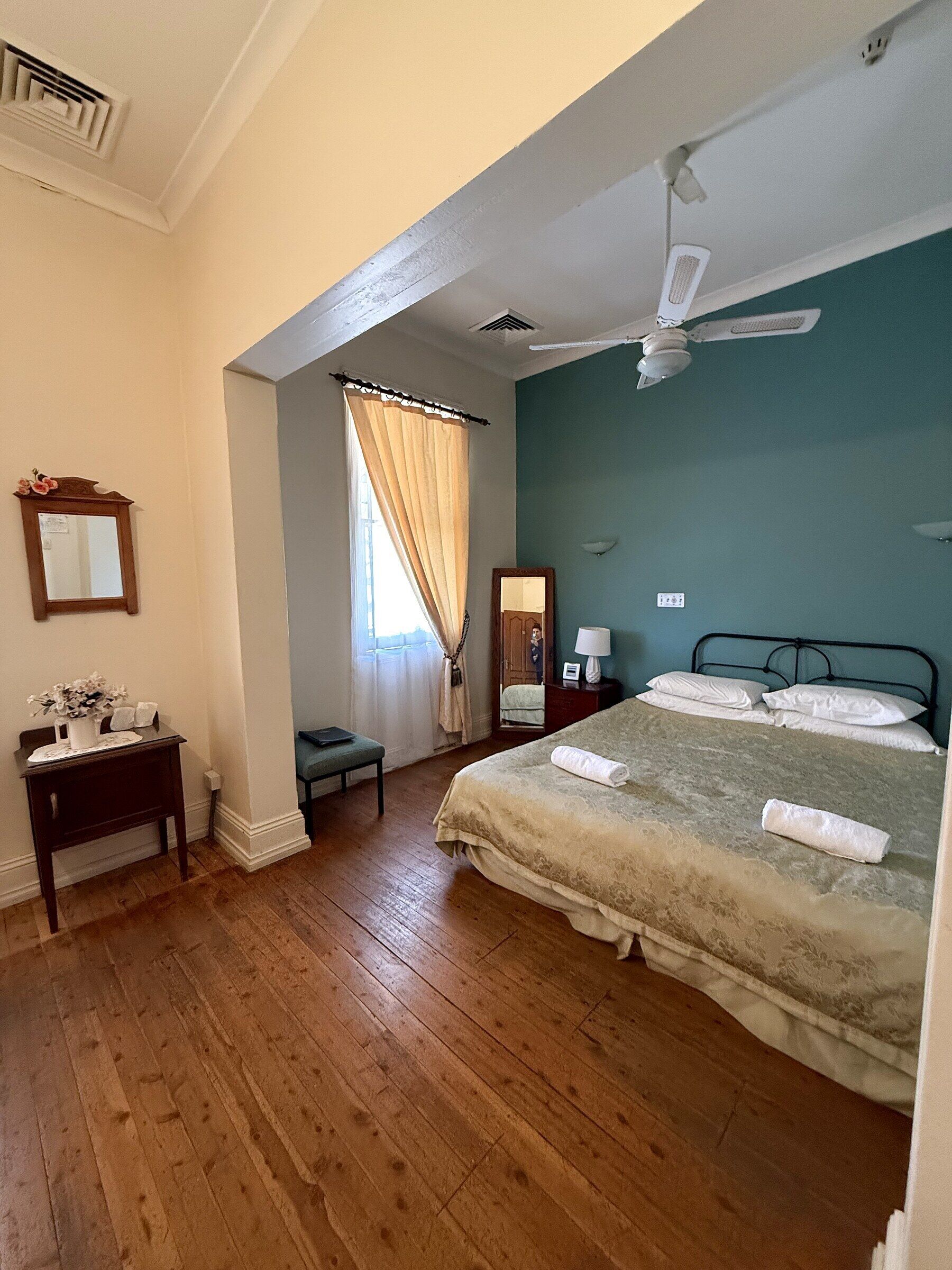 Habitación doble clásica, 1 cama King size, aire acondicionado | Ropa de cama de alta calidad, muebles diferentes y wifi gratis 
