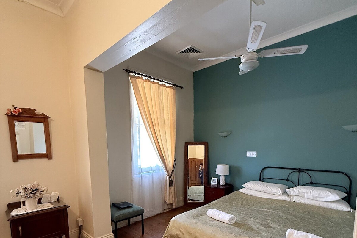 Habitación doble clásica, 1 cama King size, aire acondicionado | Ropa de cama de alta calidad, muebles diferentes y wifi gratis